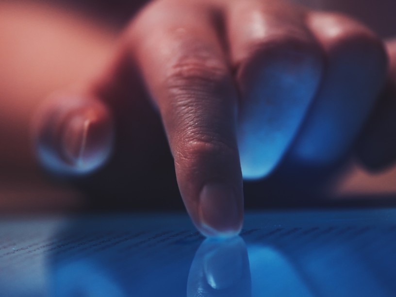 Dettaglio mano su ipad