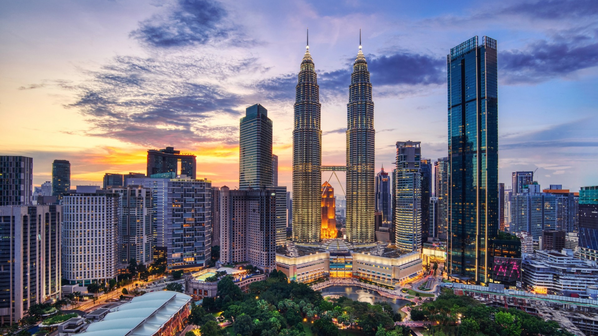 Vista panoramica in notturna, delle torri Petronas, di Kuala Lampur in Malesia
