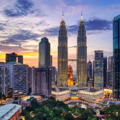 Vista panoramica in notturna, delle torri Petronas, di Kuala Lampur in Malesia