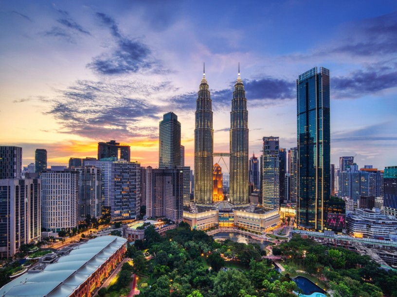 Vista panoramica in notturna, delle torri Petronas, di Kuala Lampur in Malesia