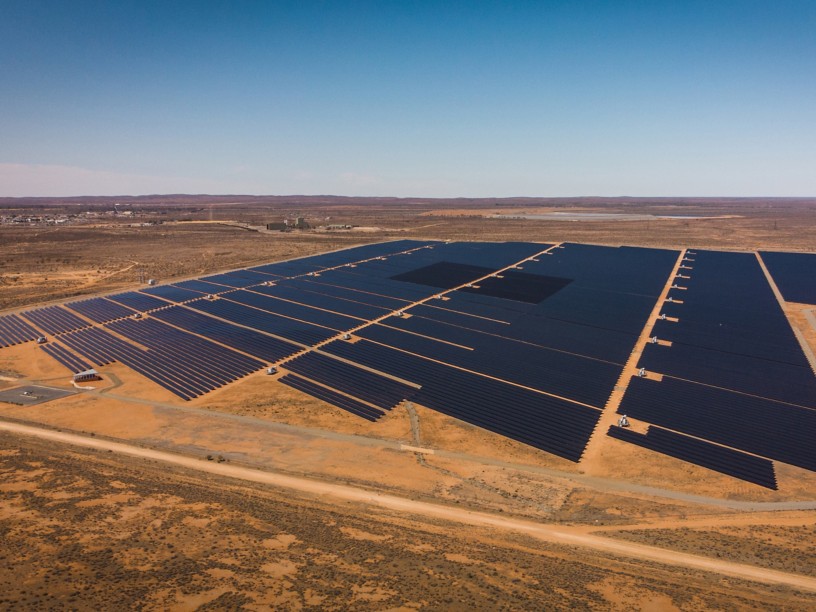 Visualizzazione dell’impianto fotovoltaico nel deserto australiano