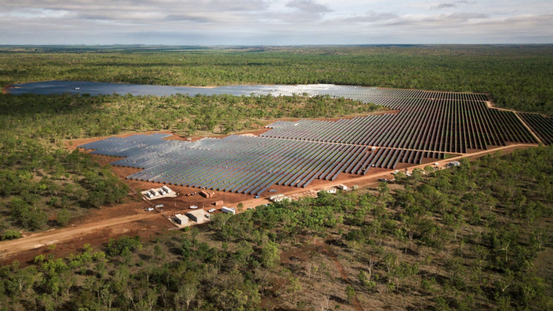 Pannelli solari su territorio australiano circondati da natura verde
