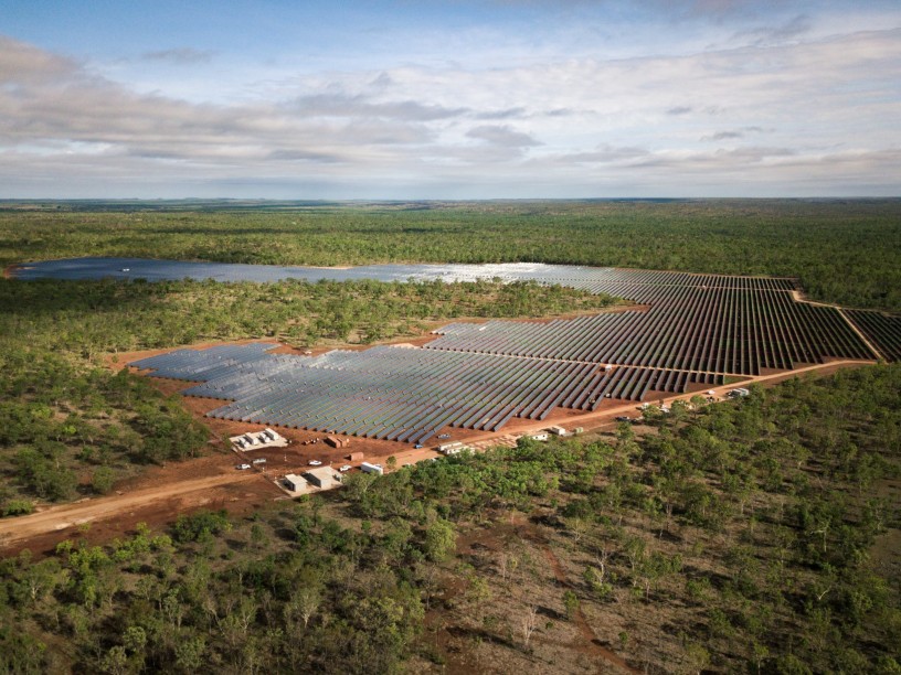 Pannelli solari su territorio australiano circondati da natura verde