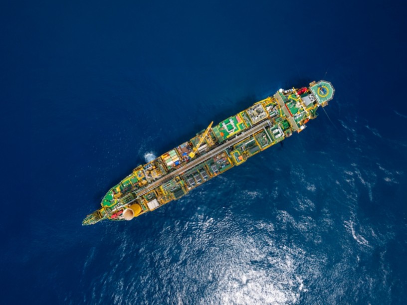 Vista aerea della nave FPSO Baleine in mare