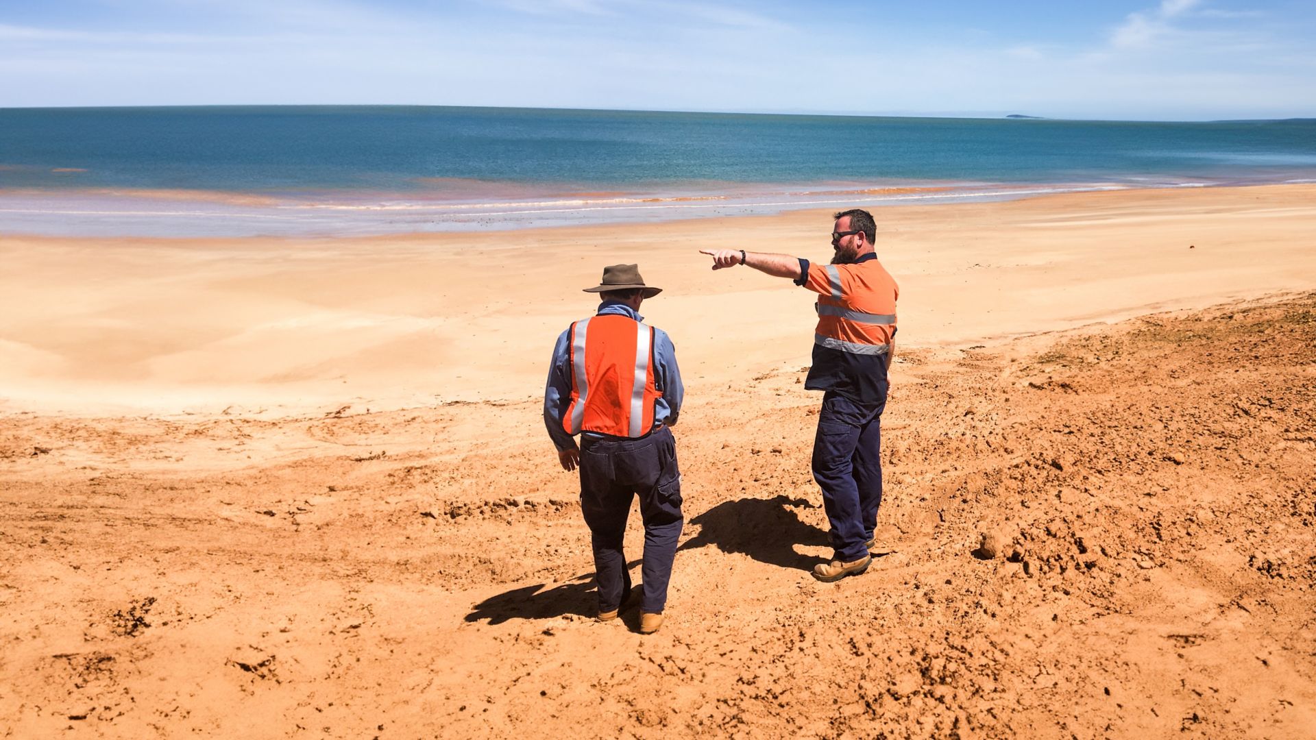 Due uomini australiani nella spiaggia