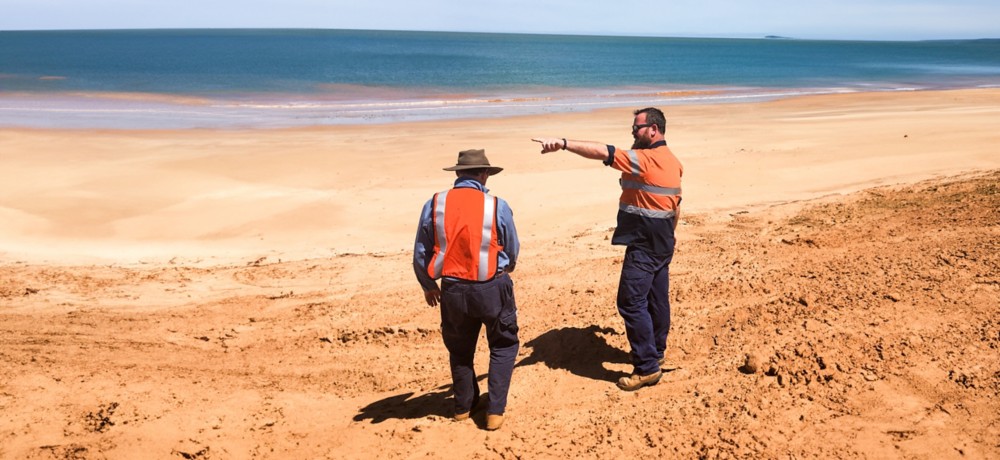 Due uomini australiani nella spiaggia