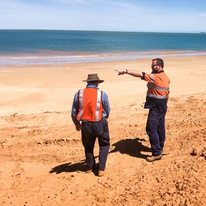 Due uomini australiani nella spiaggia