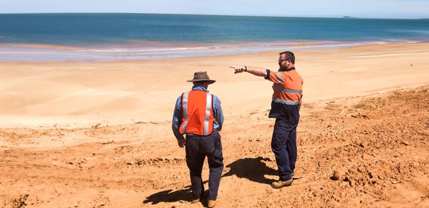 Due uomini australiani nella spiaggia