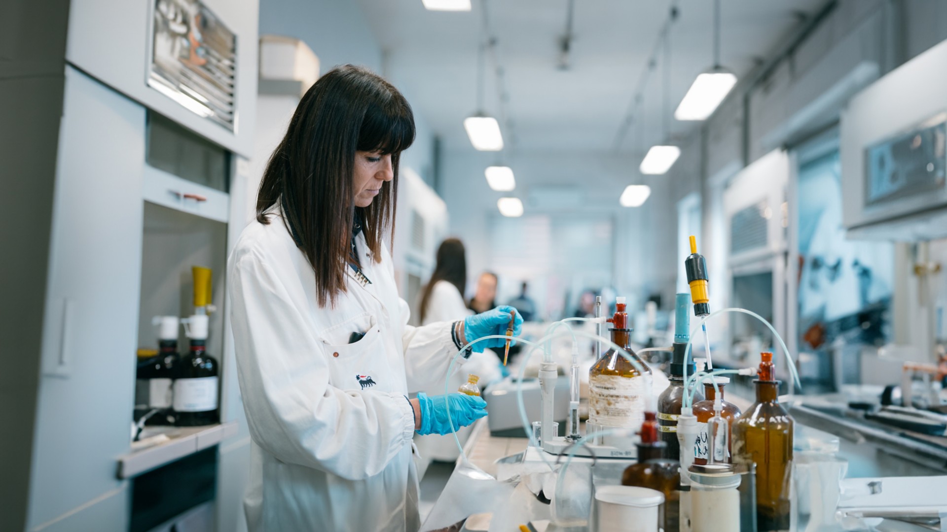 Scienziata Eni in laboratorio