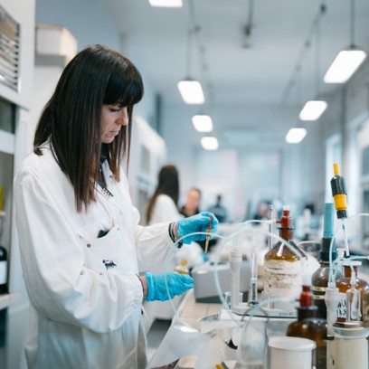 Scienziata Eni in laboratorio