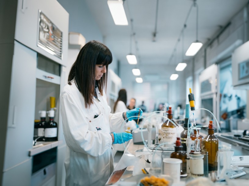 Scienziata Eni in laboratorio