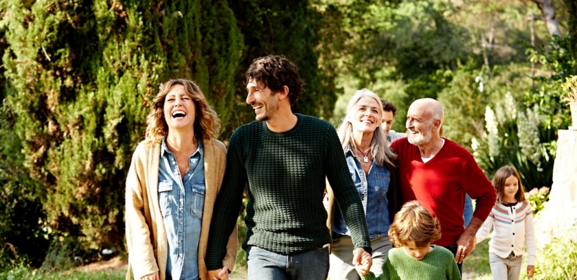 Famiglia felice in giardino