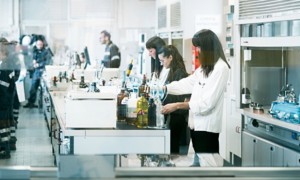 Interno centro di ricerca con scienziati a lavoro