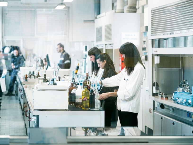 Interno centro di ricerca con scienziati a lavoro
