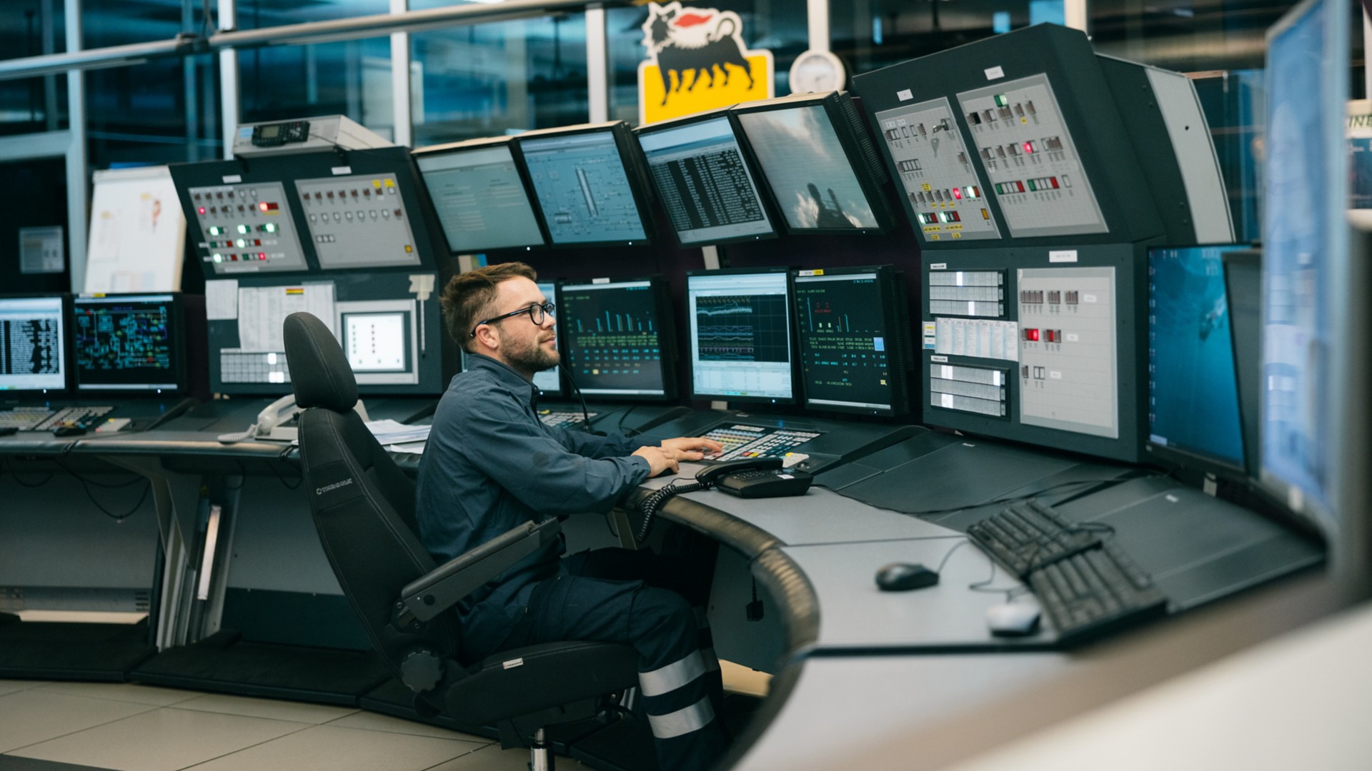 Operatore al pc in sale di controllo Eni