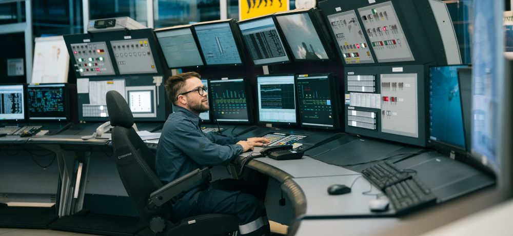 Operator in Eni control rooms