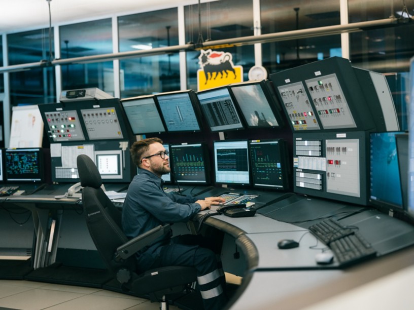 Operatore al pc in sale di controllo Eni