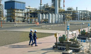 Raffineria all'aperto con operai all'interno