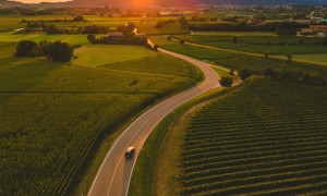 Paesaggio naturale con strada e  colline al tramonto