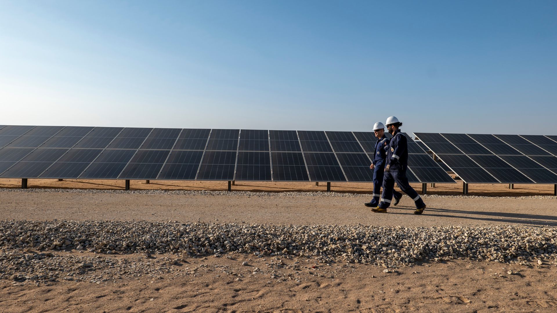 due persone camminano nel campo fotovoltaico in Egitto