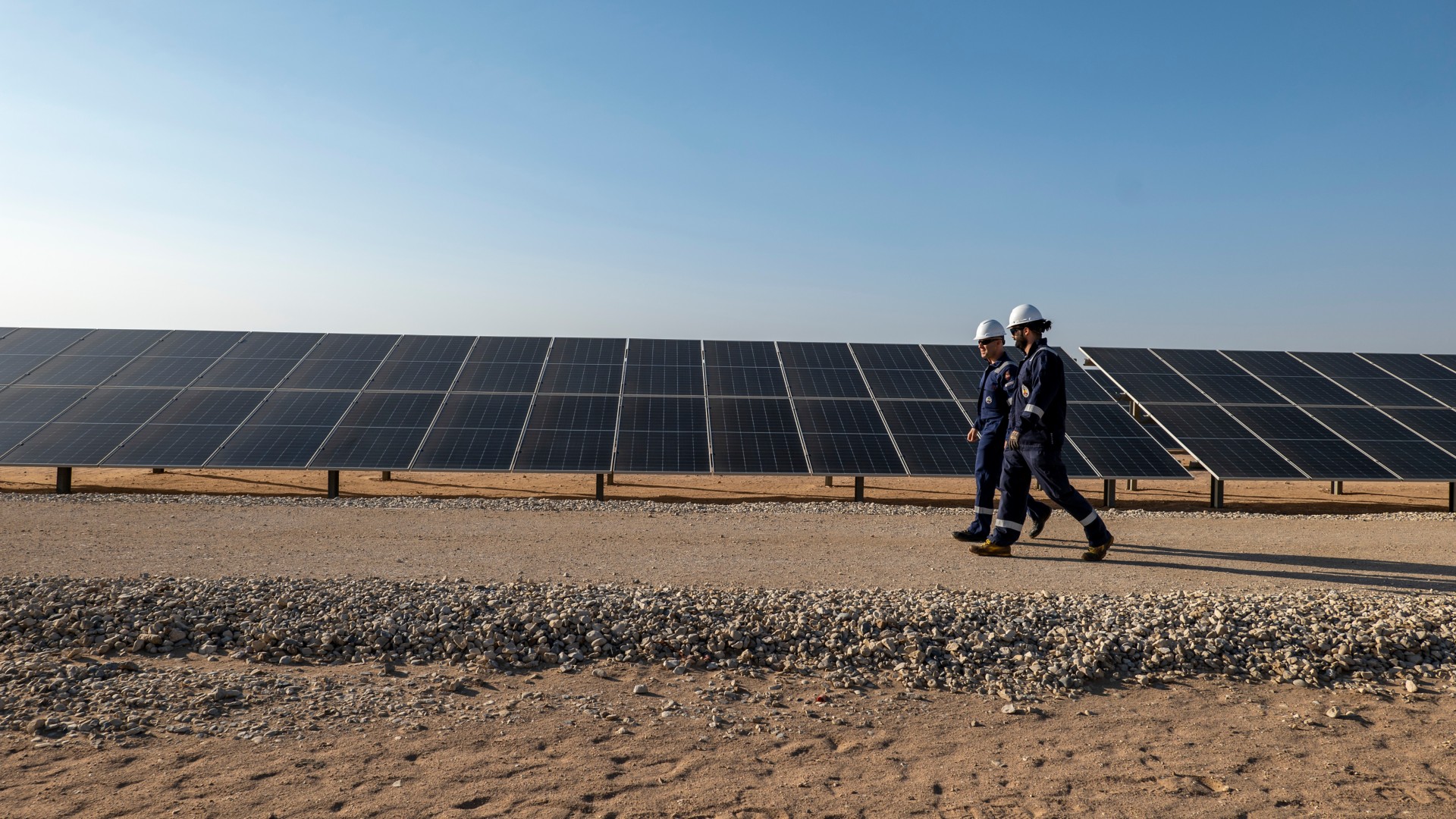 due persone camminano nel campo fotovoltaico in Egitto