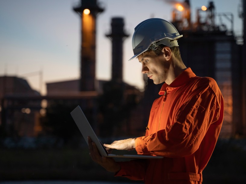 Un ingegnere nel cantiere di un oleodotto dell'industria petrolifera e del gas