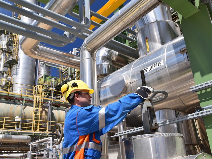 Operaio in impianto di gas
