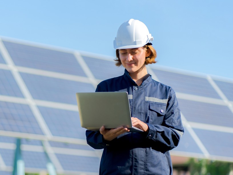 Operaia all'interno dell'impianto fotovoltaico