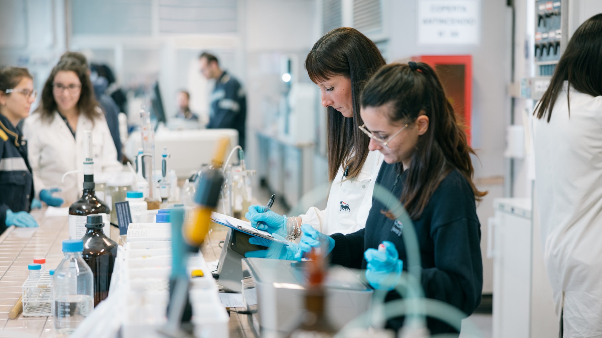 donne fanno analisi di laboratorio