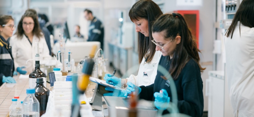 donne fanno analisi di laboratorio