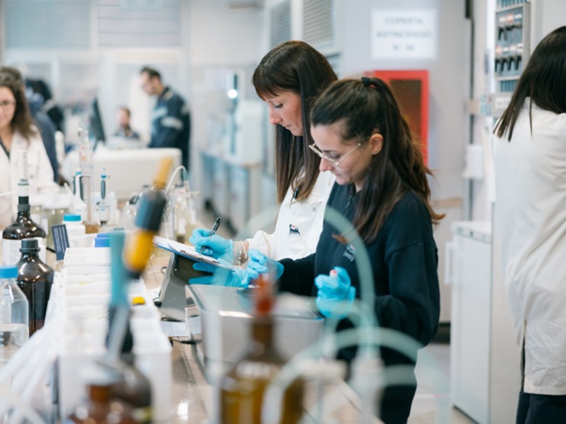 donne fanno analisi di laboratorio