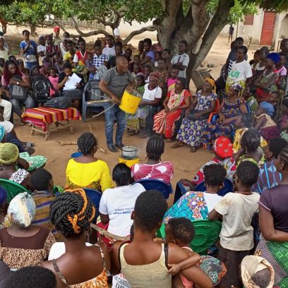 Distribuzione di piani cottura per le comunità locali africane
