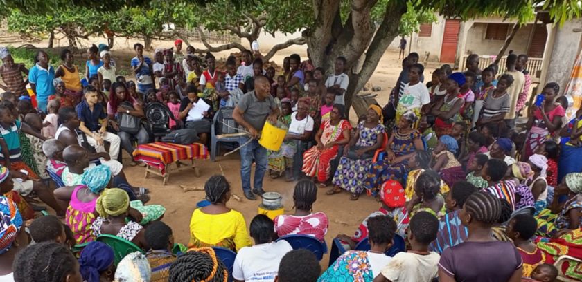 Distribuzione di piani cottura per le comunità locali africane
