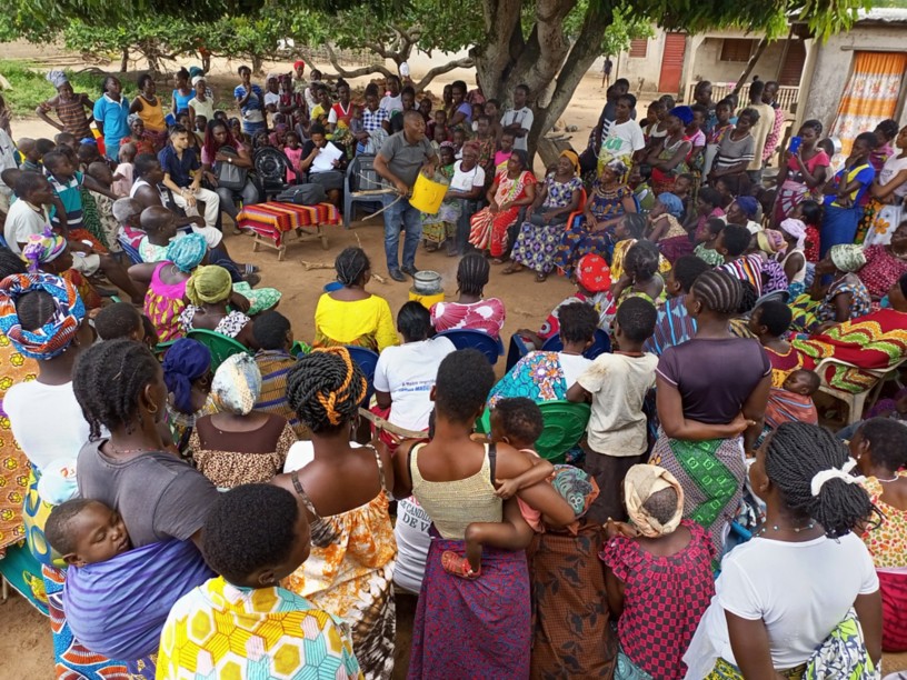 Distribuzione di fornelli migliorati alla comunità locale