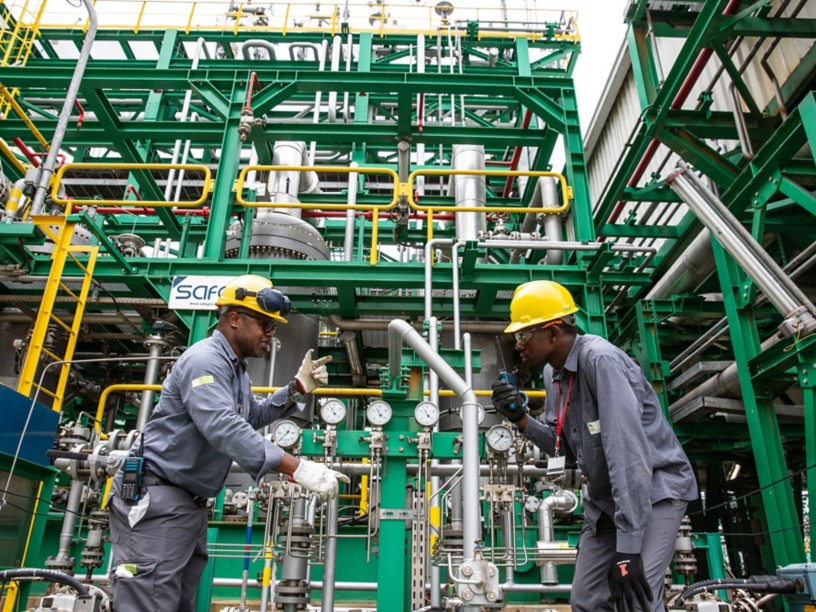 Due operai all'interno dell'impianto di gas