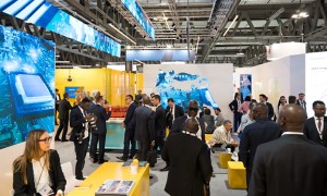 Visitatori e operatori del settore presso lo spazio espositivo Eni