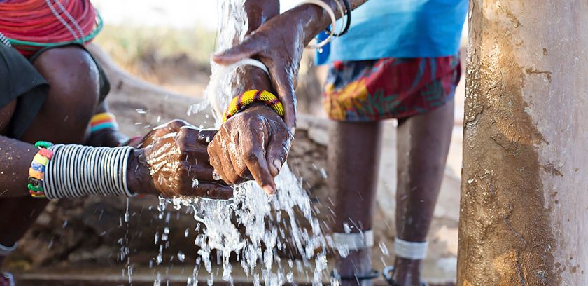 Dettaglio mani africane che si lavano le mani