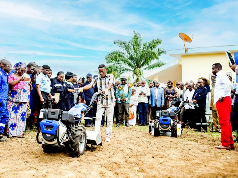 dimostrazione funzionamento aratro motorizzato davanti alla comunità