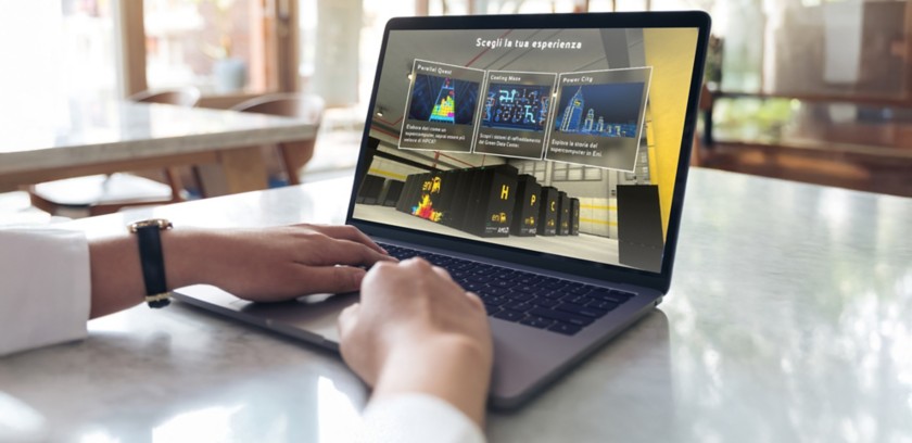 Persona seduta a un tavolo usa un laptop con un’interfaccia digitale che mostra diverse opzioni di esperienza; ambiente luminoso con grandi finestre sullo sfondo.