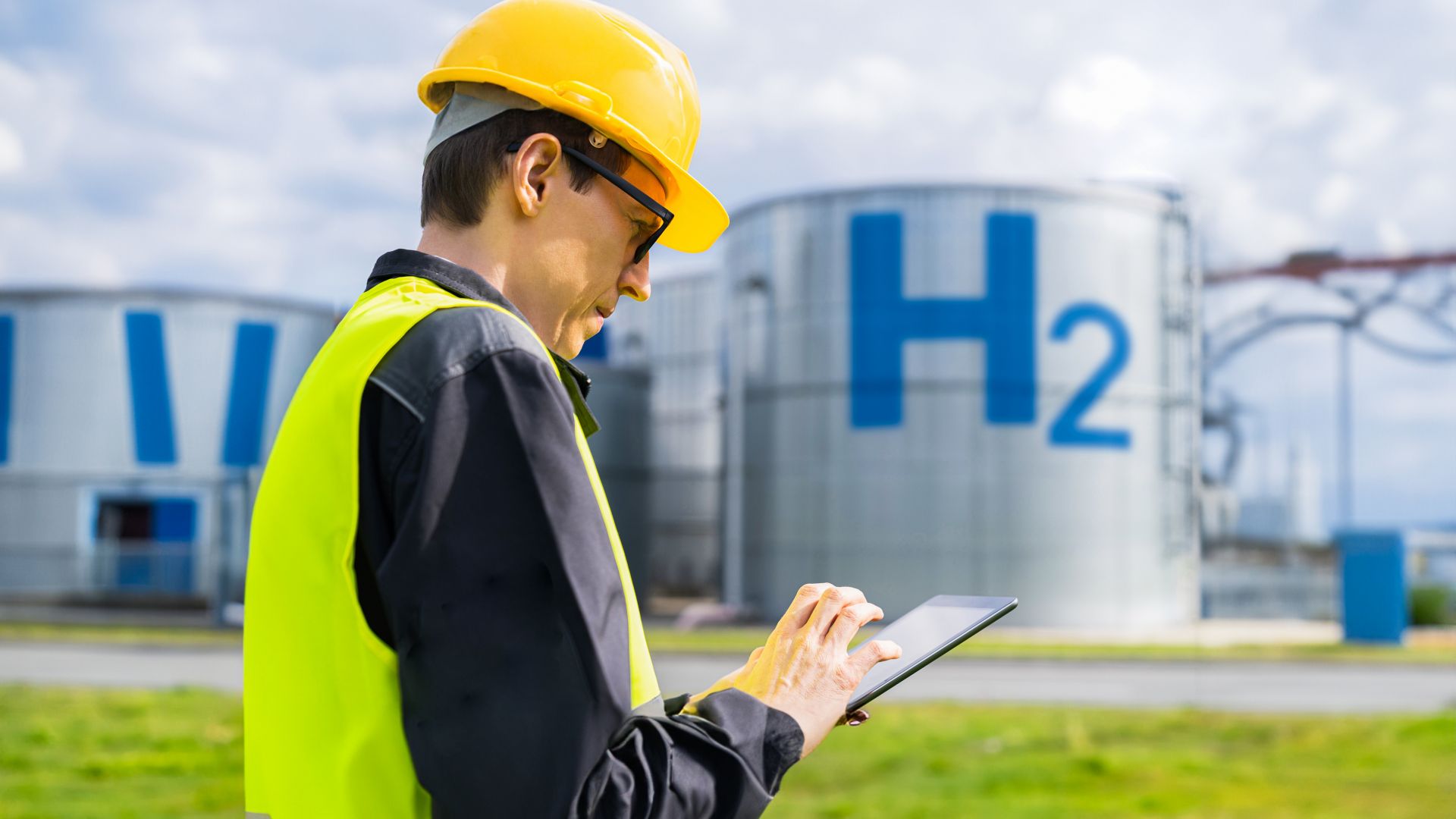 Worker co ipad in hand in hydrogen plant