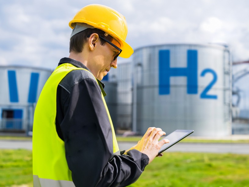 Worker co ipad in hand in hydrogen plant