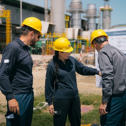 Gruppo di lavoro osserva la piantina della centrale di trattamento del gas naturale di Casalborsetti in provincia di Ravenna