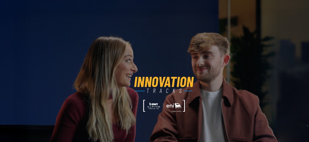 Due giovani seduti che parlano sorridendo, con il logo “Innovation Tracks” al centro dell’immagine.