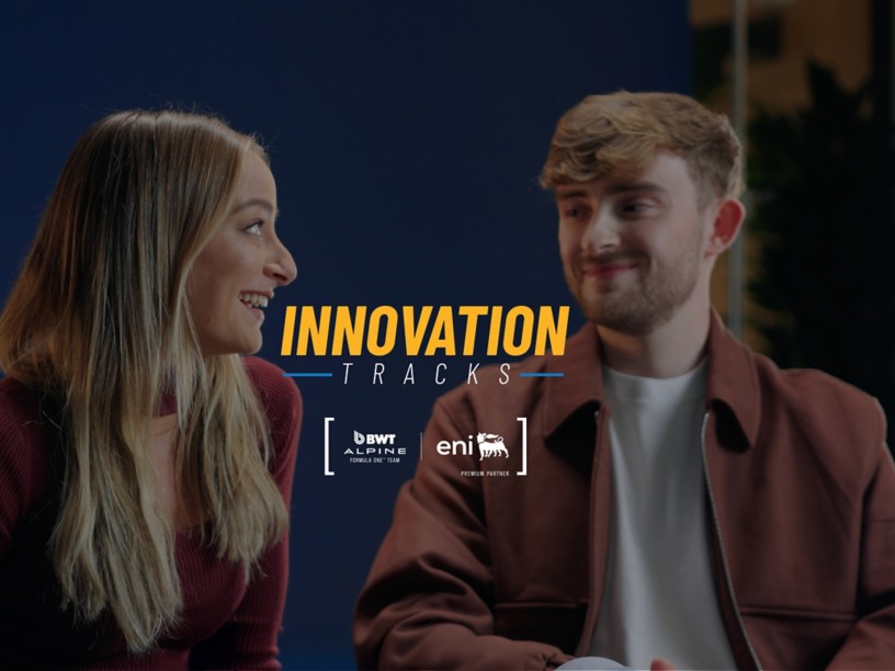 ue giovani seduti che parlano sorridendo, con il logo “Innovation Tracks” al centro dell’immagine.