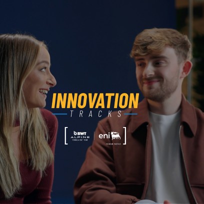 ue giovani seduti che parlano sorridendo, con il logo “Innovation Tracks” al centro dell’immagine.