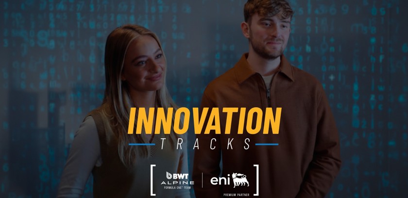 Immagine di due giovani adulti che guardano verso destra, in piedi davanti a uno sfondo digitale blu con numeri e simboli. Al centro compare il titolo “Innovation Tracks” in giallo, con i loghi BWT Alpine F1 Team ed Eni Premium Partner sotto.