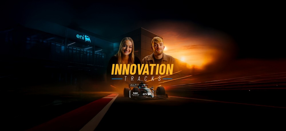 Due persone in primo piano davanti a un edificio moderno con il logo "eni". Sullo sfondo, un'auto di Formula 1 sfreccia al tramonto. Testo centrale: "INNOVATION TRACKS". Loghi di BWT Alpine F1 Team e eni in basso.