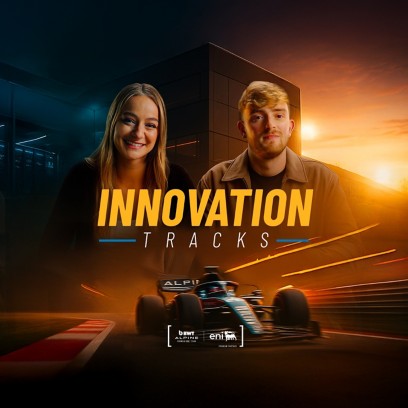 Due persone in primo piano davanti a un edificio moderno con il logo "eni". Sullo sfondo, un'auto di Formula 1 sfreccia al tramonto. Testo centrale: "INNOVATION TRACKS". Loghi di BWT Alpine F1 Team e eni in basso.