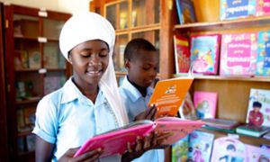 bambini africani che leggono libri