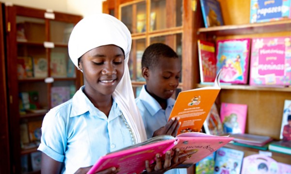 bambini africani che leggono libri